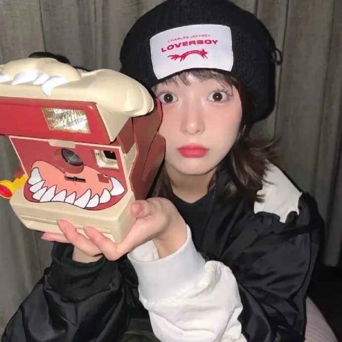 微光下的蓝色男孩
